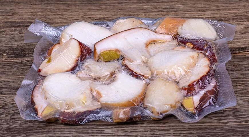   Маленькие грибы можно замораживать целиком, крупные лучше порезать кубиками или дольками