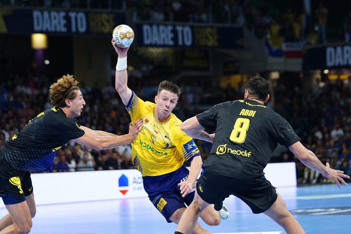    Михал Олейничак уходит от защиты хозяев