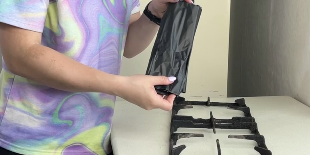 Метод мусорного пакета: без химии отмыла решетку плиты, по которой помойка плакала