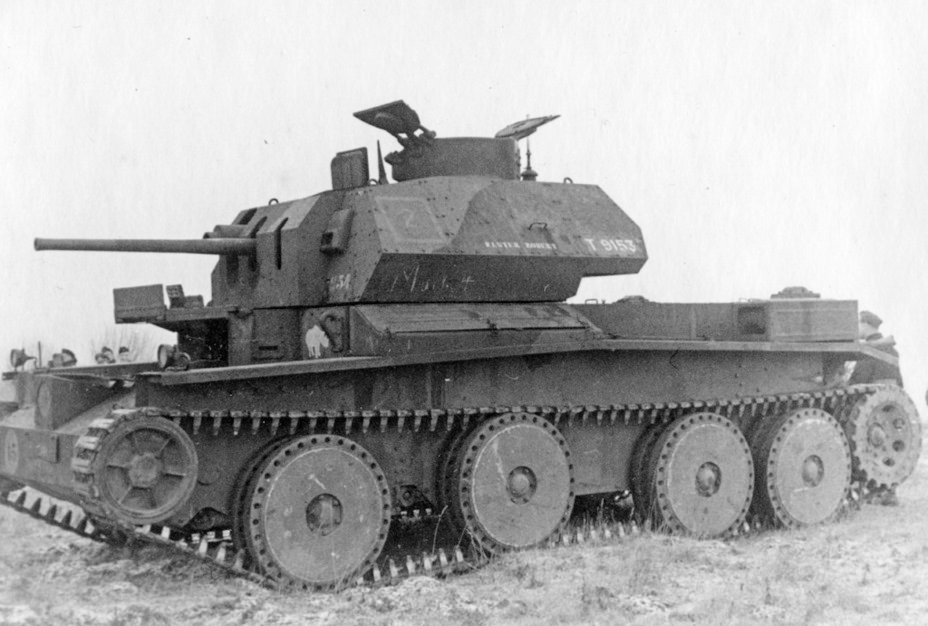 Одна из первых серийных модификаций с установленным экраном орудийной маски. На фотографии виден спаренный с пушкой пулемёт Vickers. Фотография в свободном доступе.