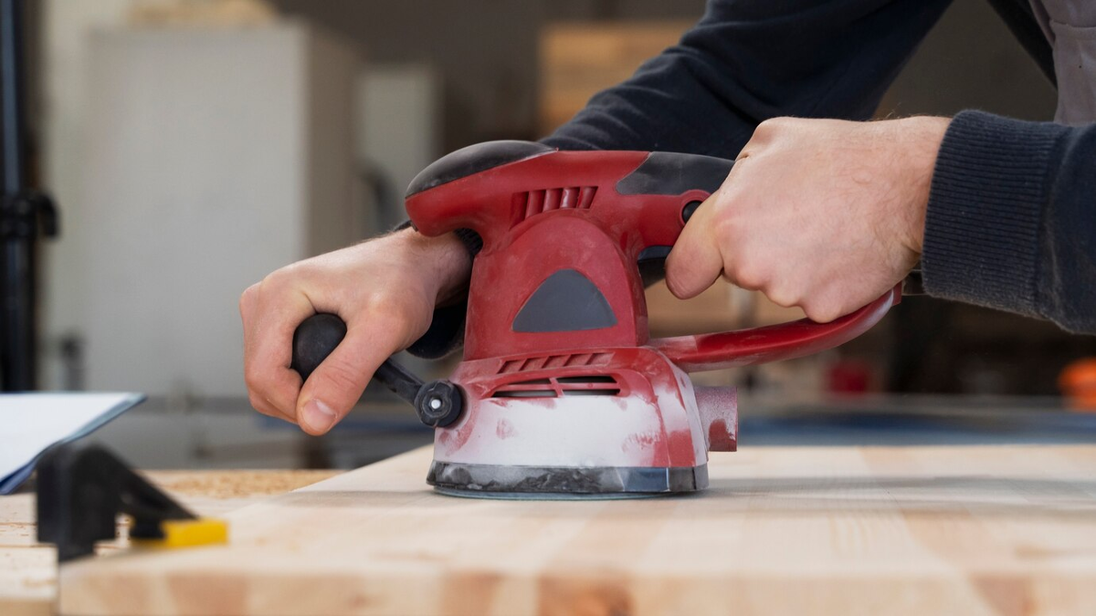 Источник изображения: https://img.freepik.com/free-photo/man-working-mdf-boards-warehouse_23-2149384840.jpg?t=st=1726700729~exp=1726704329~hmac=cd0970ce413454ba24b057f48f22568e0431fa97af6997c41bbf9515c2fc1170&w=1380