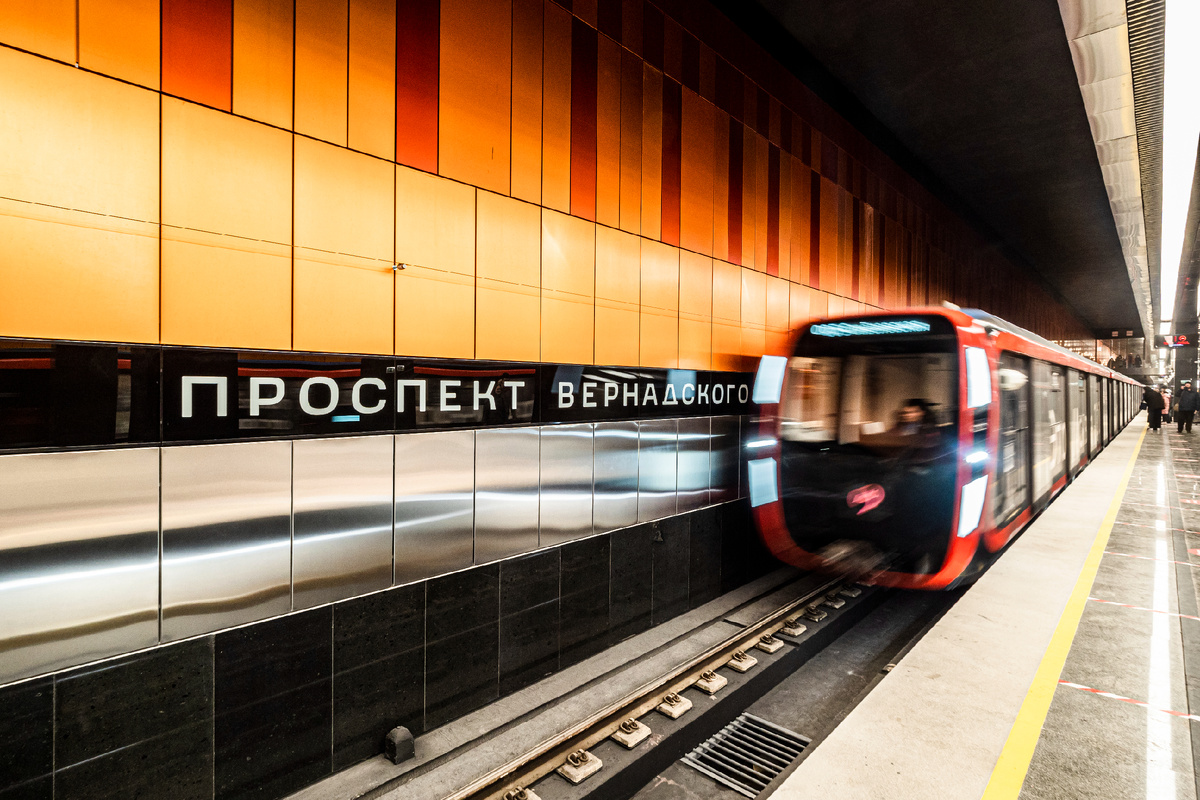 Cтанции метро: пр. Вернадского и Калужская 2021 г.
Заказчик: АО "Мосинжпроект"

Задача: Анодирование потолочных панелей в цвет черный и стеновых панелей разных размеров в цвета светло-оранжевый и темно-оранжевый.

Особенности: 2 крупных проекта одновременно. Для реализации задачи потребовался уникальный органический краситель Clariant (Швейцария). Производственные мощности позволили нам окрасить элементы больших размеров в нестандартные цвета.

Локация: Москва, просп. Вернадского, 14А, Улица Обручева, 29/Профсоюзная улица, 86