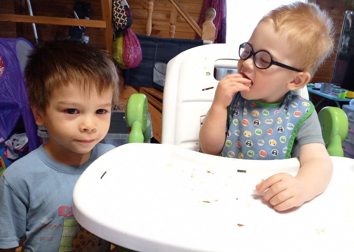 Саня доедает булочку, а Жора уже съел