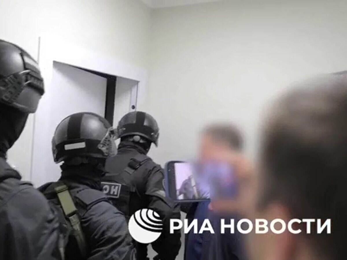    Кадры задержания преступников, занимавшихся нелегальной миграцией африканцев через Россию в ЕС© ФСБ РФ