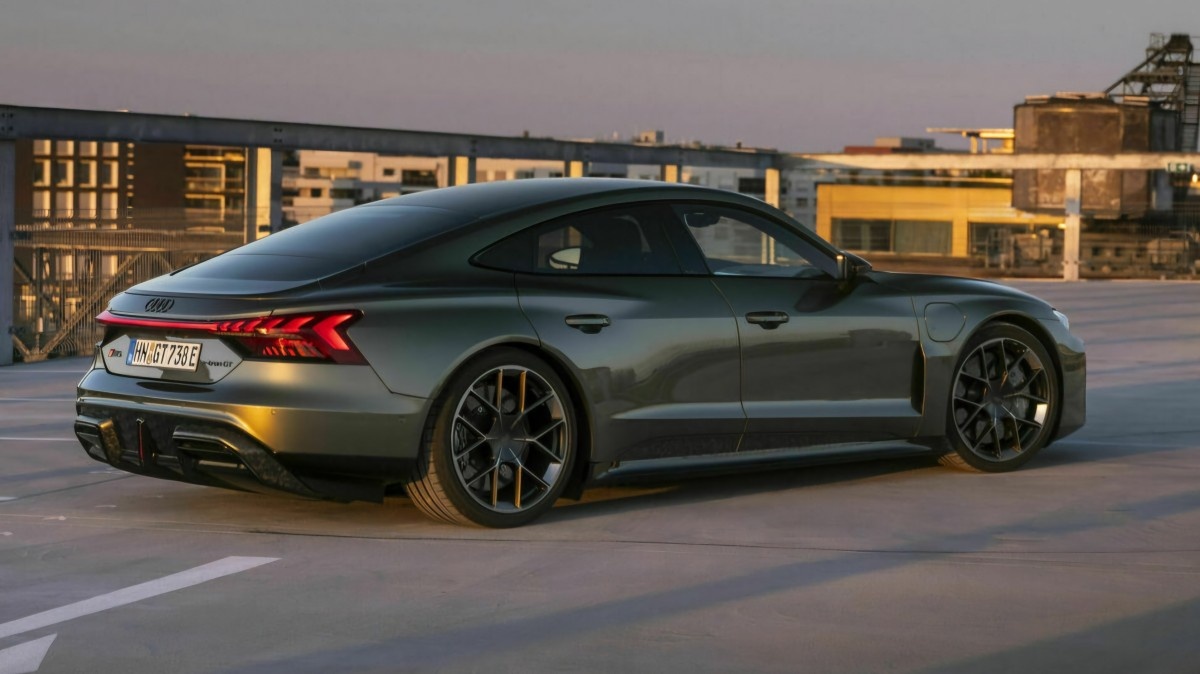    Электрокар Audi RS e-tron GT Performance разгоняется до «сотни» за 2,4 с