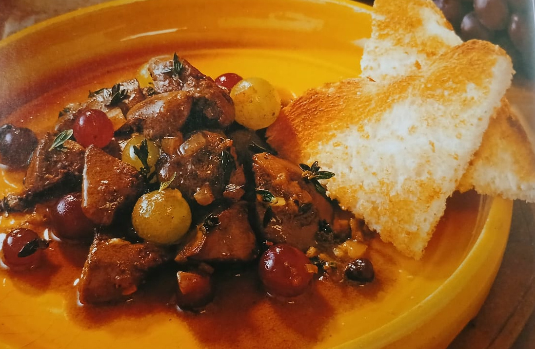 Куриная печень с ягодами можжевельника