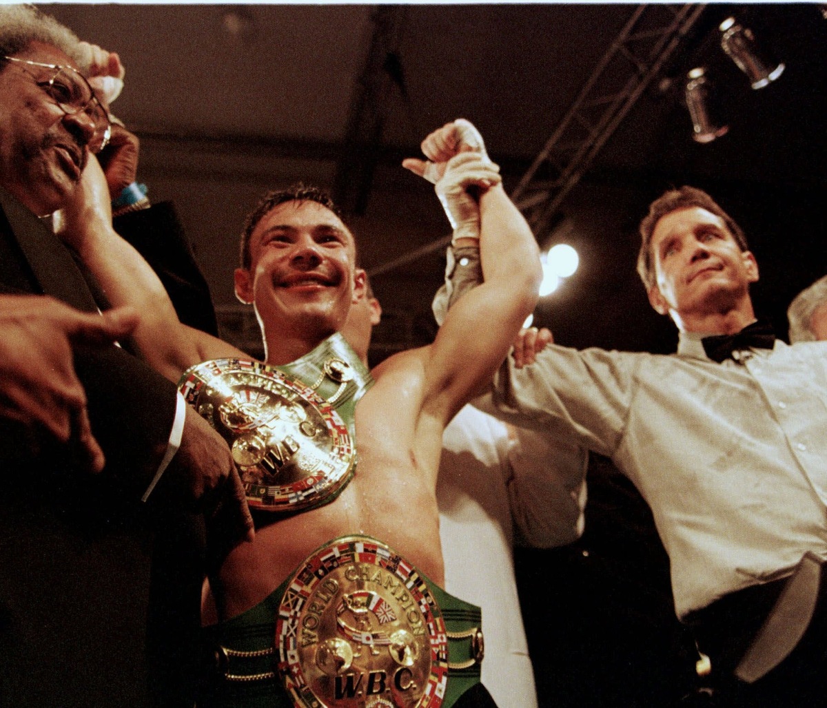    Цзю с поясом чемпиона мира / AP