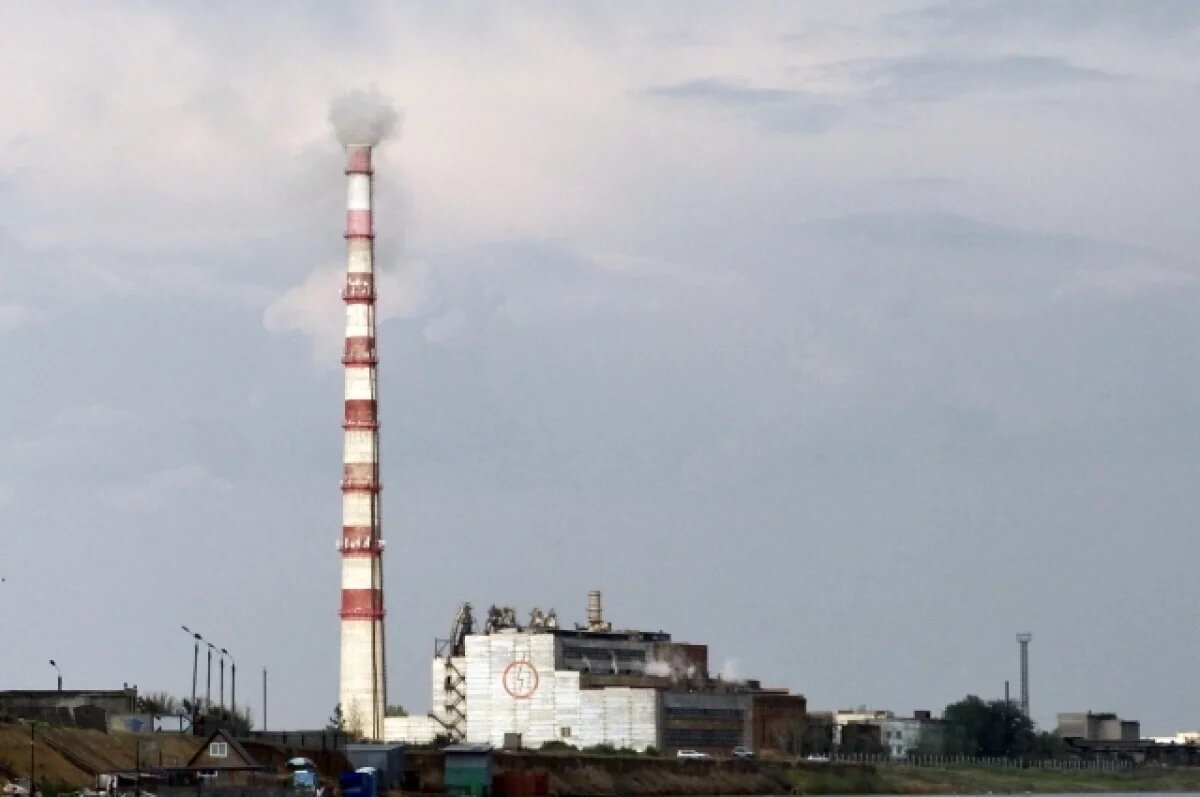    На Алтае популярное у туристов озеро в Яровом покрылось маслянистой пленкой