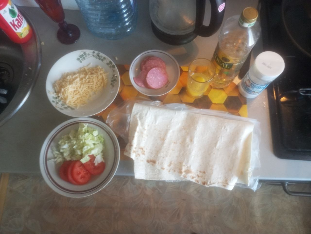 Выкладываем всё необходимое ближе к сковороде