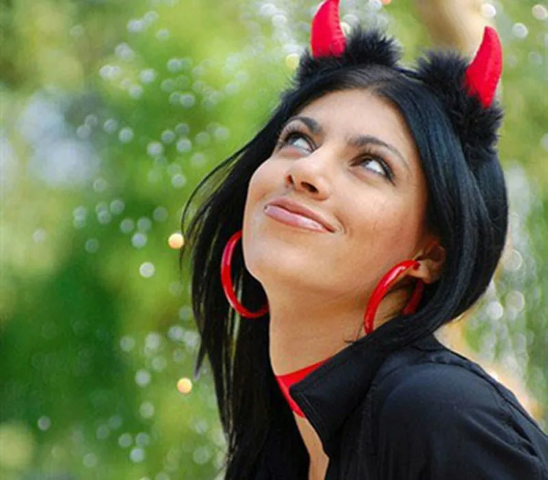 Хитрая девочка с коварными замыслами в интернете