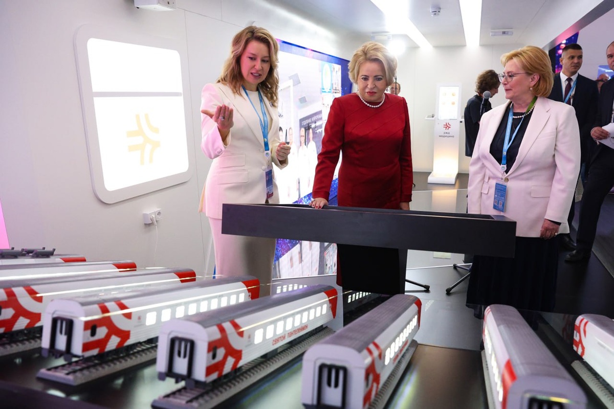 На фото: Валентина Матвиенко изучает передовые медтехнологии. В данном случае это макет медицинского поезда «Святой Пантелеймон»  