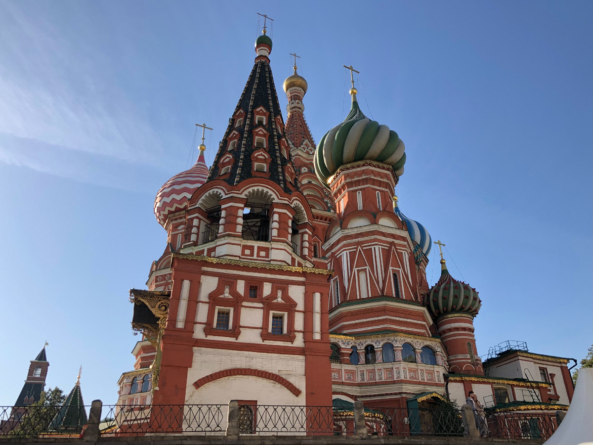 Вид на Покровский собор со стороны колокольни.
