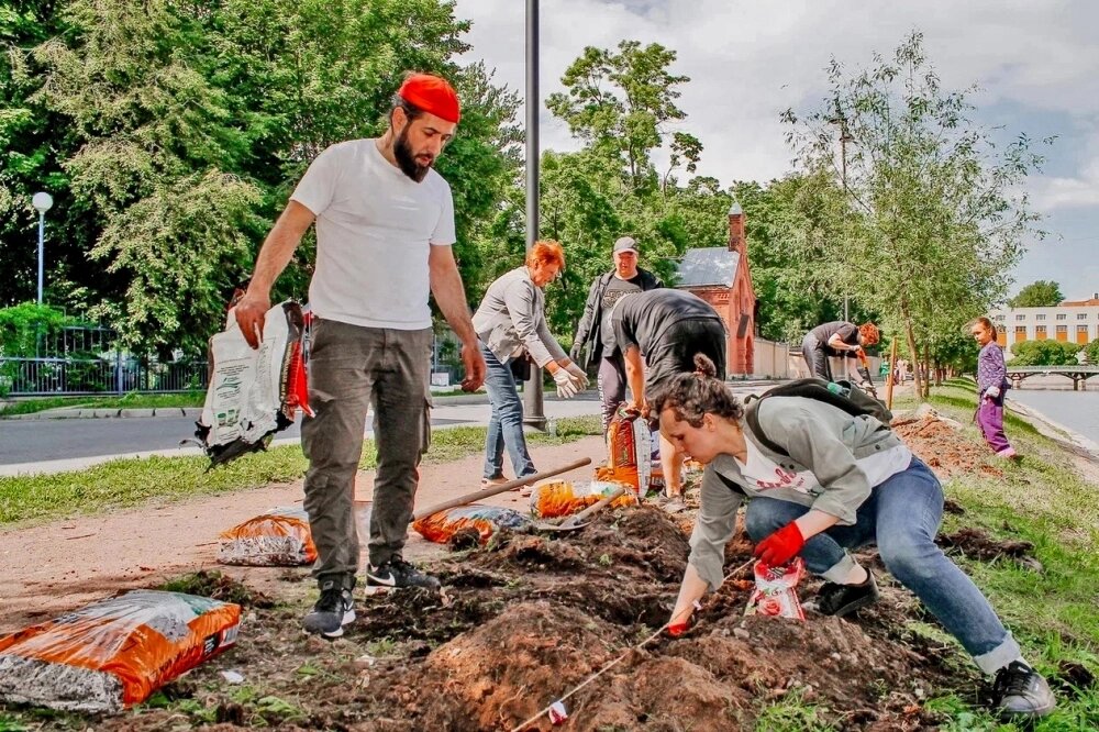    300 человек распределились по всему берегу набережной Пряжки. Фото: Из личного архива Анна-Марии Матис.