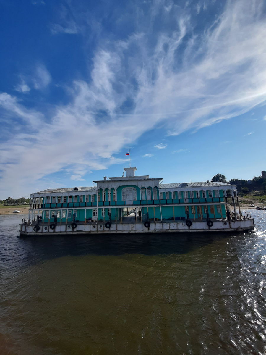 Невероятная деревянная пристань у села, полистайте 
