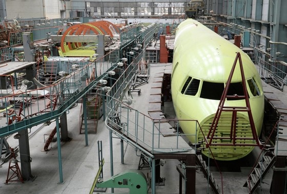    Фюзеляж самолета Ту-214 в цехе по производству крыльев и фюзеляжей самолетов в ОАО «КАПО имени С. П. Горбунова»