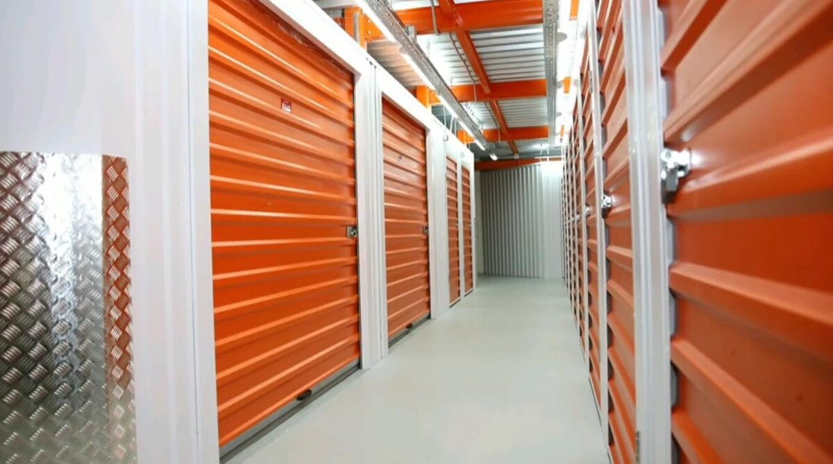 Кадр видеопрезентации о складе временного хранения.