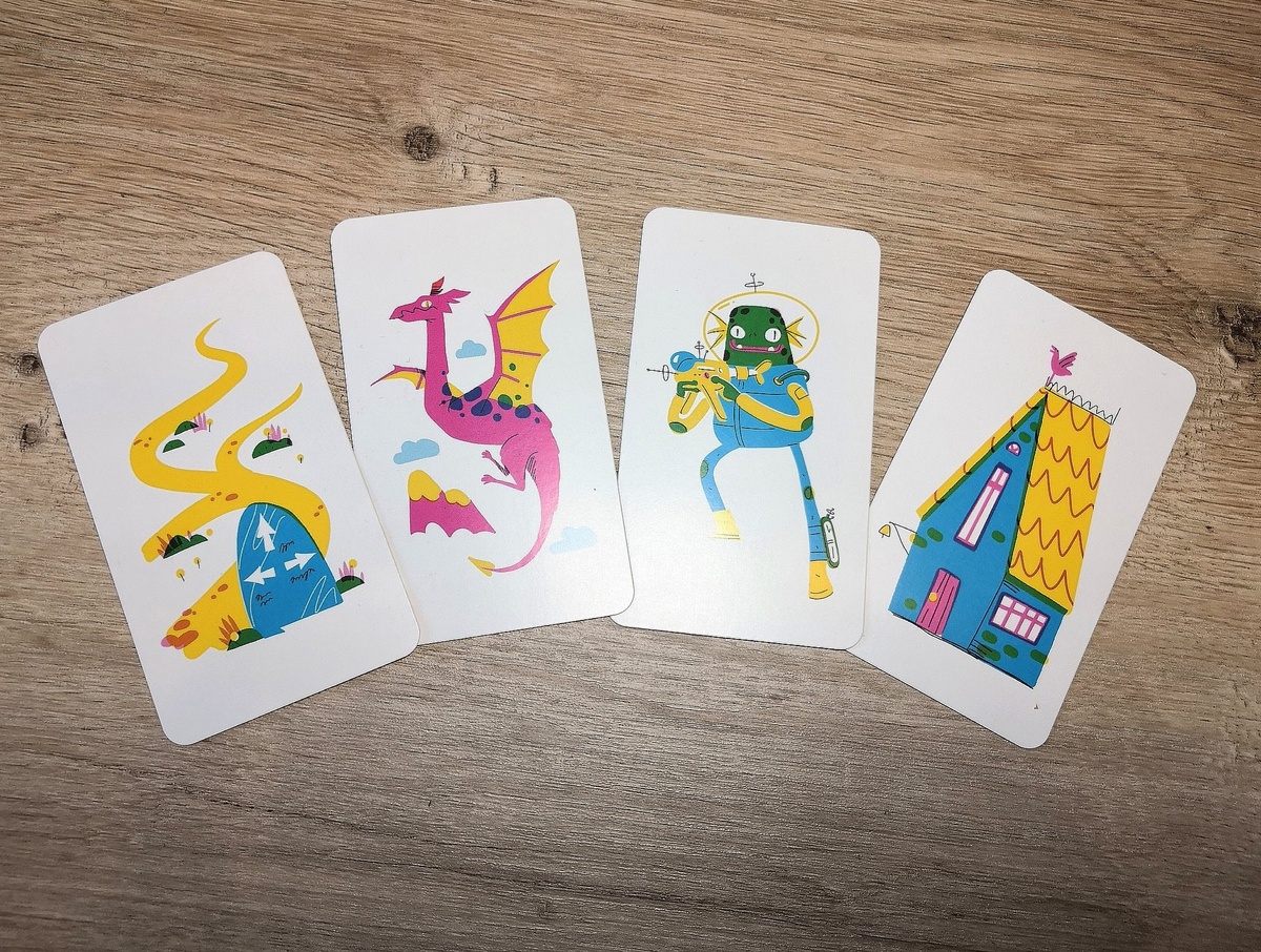 Простая детская игра — придумай историю по картинкам. Создатели обещают развитие фантазии и креативного мышления, прокачку умения формулировать мысли, выстраивать причинно-следственные связи. Вполне резонно. Но не в нашем случае, увы. 
Именно тут педагогические навыки дают сбой. Меня несёт. Дети слушают. А потом заявляют, что свои истории рассказывать не будут 🙃