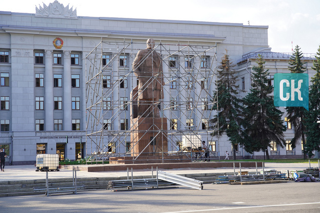    На Театральной площади второй раз устанавливают экран