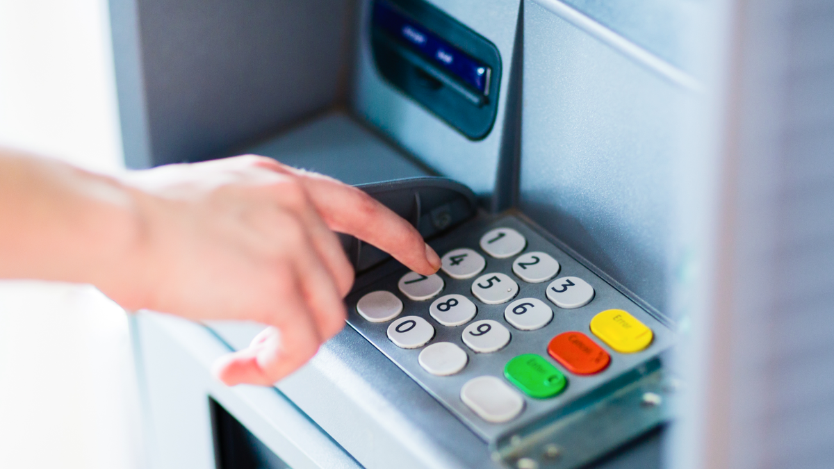 Снимаем наличку со счета, когда «пластика» нет под рукой 