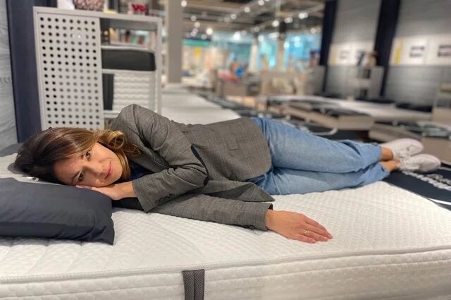   Почему при покупке матраса на него обязательно надо лечь?