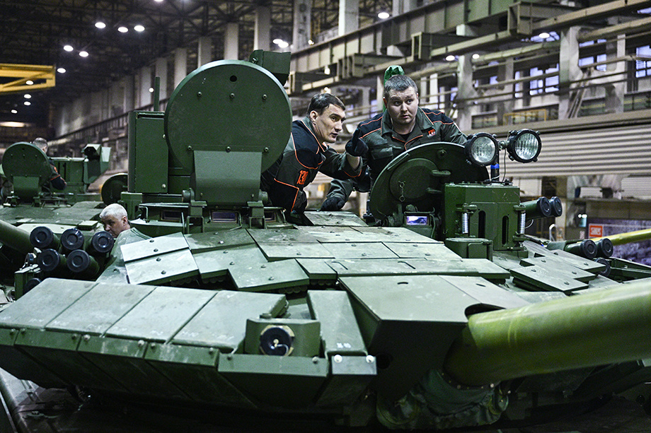 Налоговые поступления от прибыли ВПК стали снижаться. | Фото: Рамиль Ситдиков/POOL/ТАСС