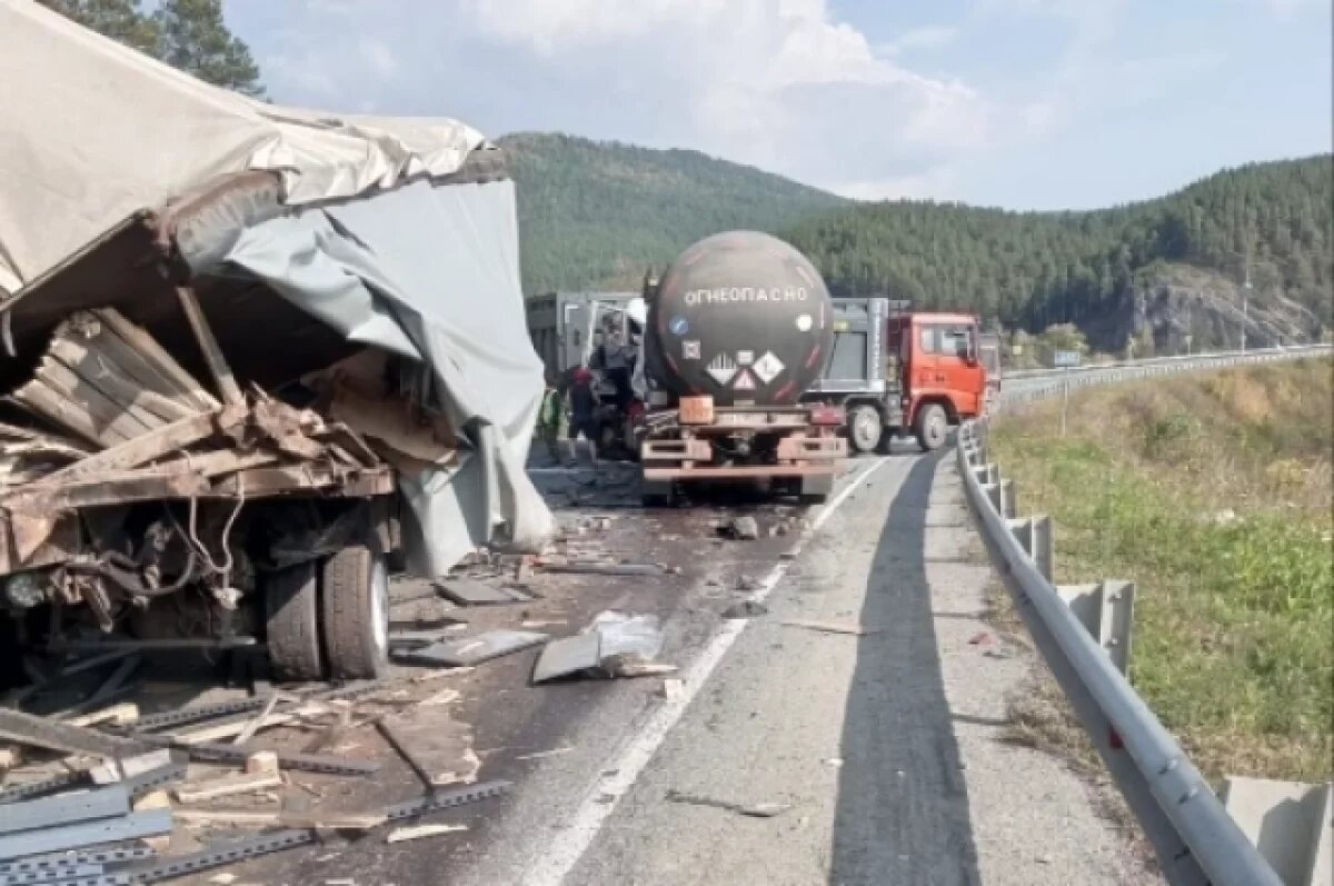   На трассе М-5 в Челябинской области грузовик снёс четыре автомобиля