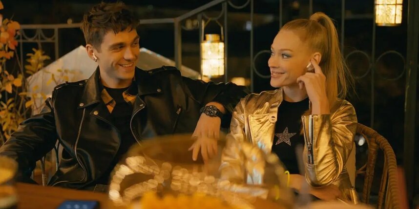    Старшеклассник Пётр (Глеб Шевнин), оказывается, не против, чтобы директриса за ним приударила."НМГ Кинопрокат"