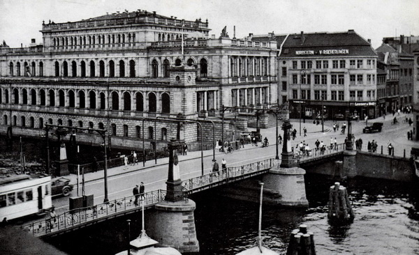 Фондовая биржа (довоенное фото)