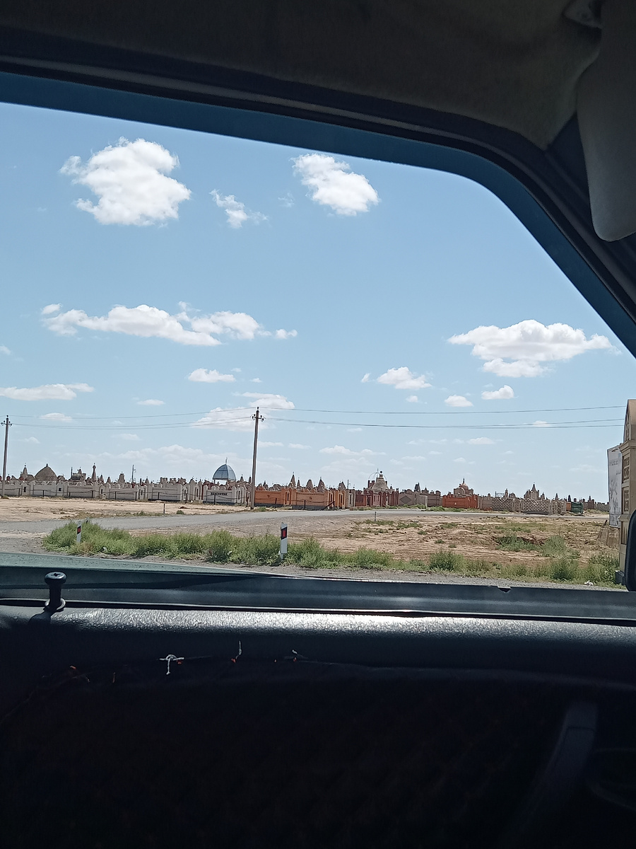 Местное кладбище. Они стоят прям около дороги, могилы сделаны в виде домиков (не знаю как они правильно называются), на которых написано имя умершего. 