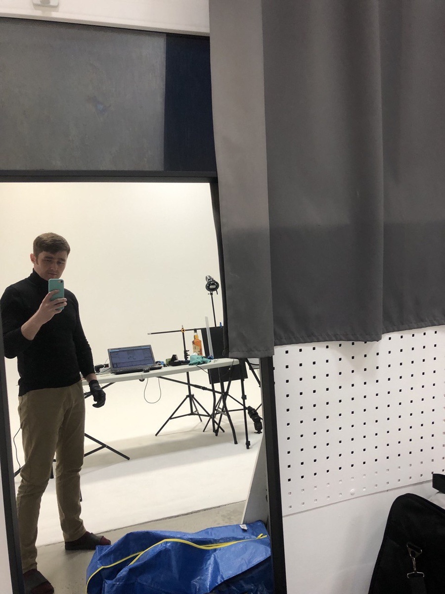 Фуд фотограф Владислав Степашов на фуд съемке напитков в студии Base, зал Void.