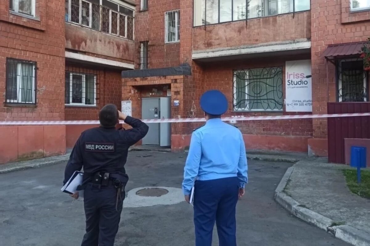    В Челябинске бетонная плита упала с фасада многоэтажки