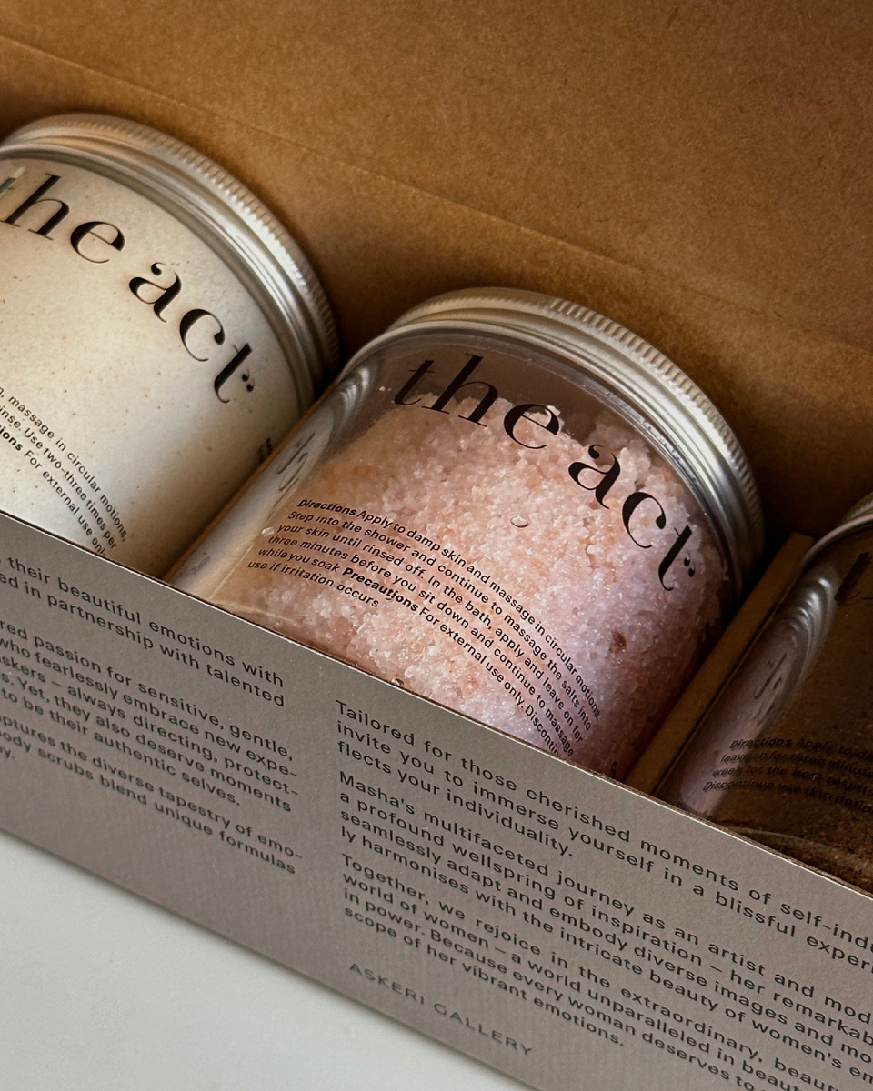 Набор из 3-х скрабов: кокосового, детокс и кофейного. Приобрести можно в Золотом яблоке.