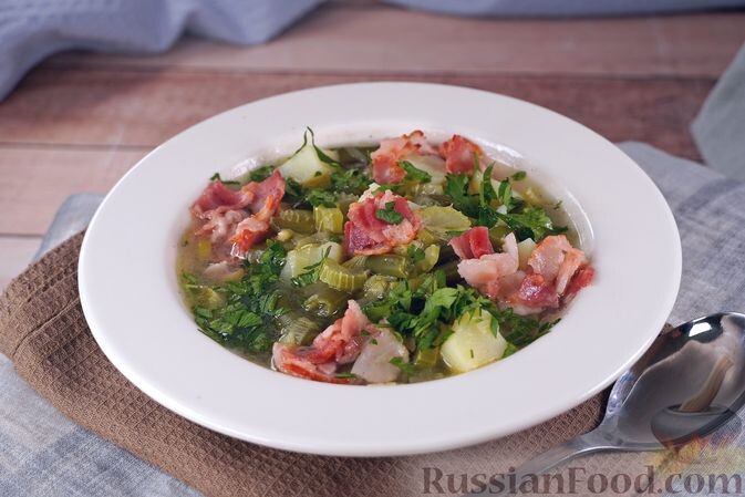 картофель, фасоль стручковая, бекон копчёный, лук-порей, сельдерей стеблевой, масло сливочное, соль, перец черный молотый