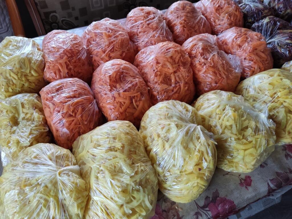 В этом сезоне мы решили не хранить морковь в погребе, а пропустить через кухонный комбайн и заморозить