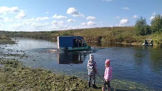 Переплываю на Вездеходе через реку.