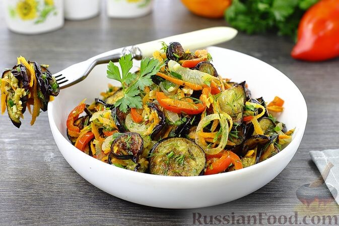 баклажаны, перец болгарский, лук репчатый, морковь, чеснок, уксус, укроп, петрушка, лук зеленый, перец красный молотый, соль, перец черный молотый, сахар, прованские травы, масло растительное