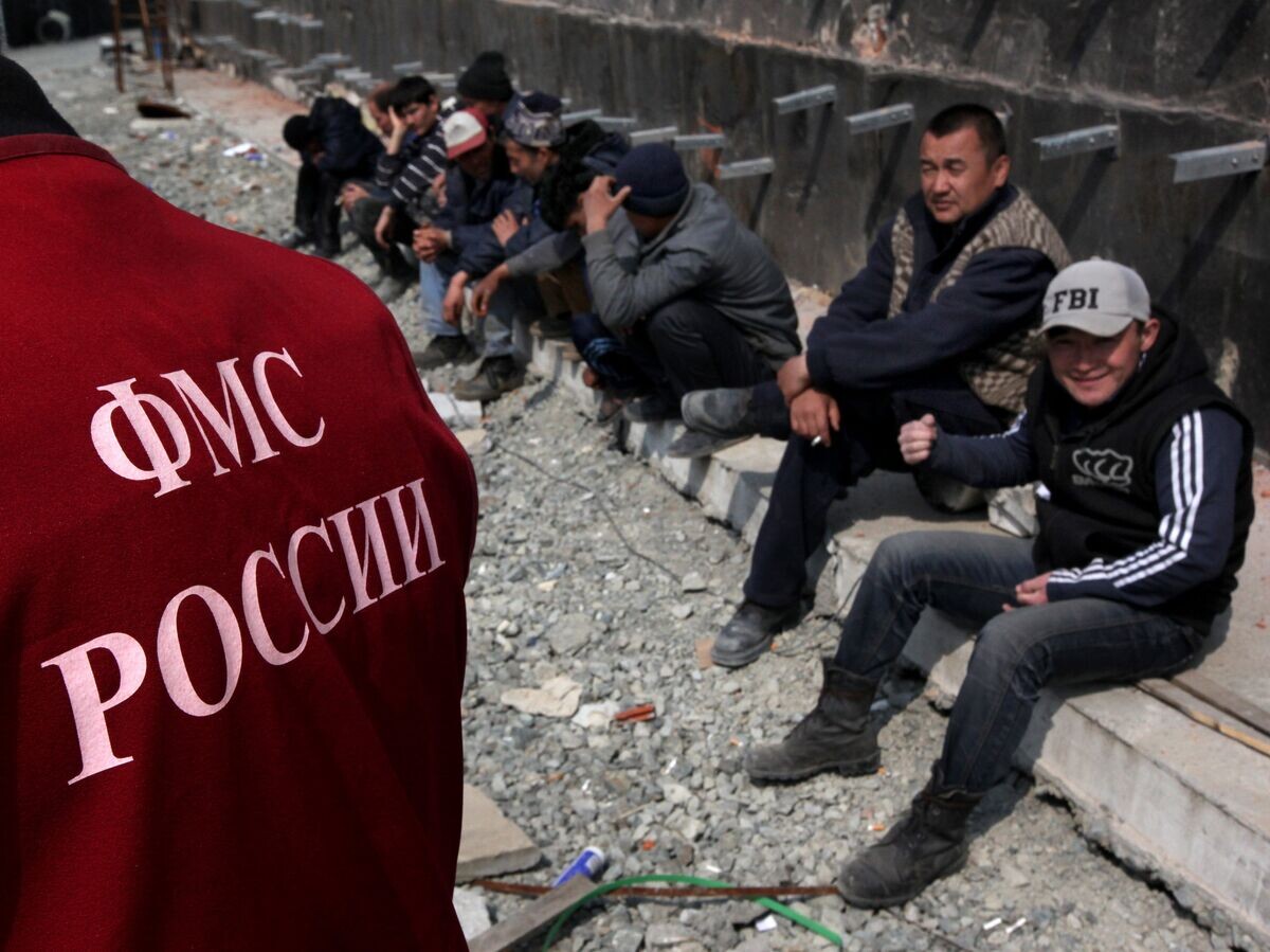    Рейд по выявлению нелегальных мигрантов во Владивостоке© РИА Новости / Виталий Аньков