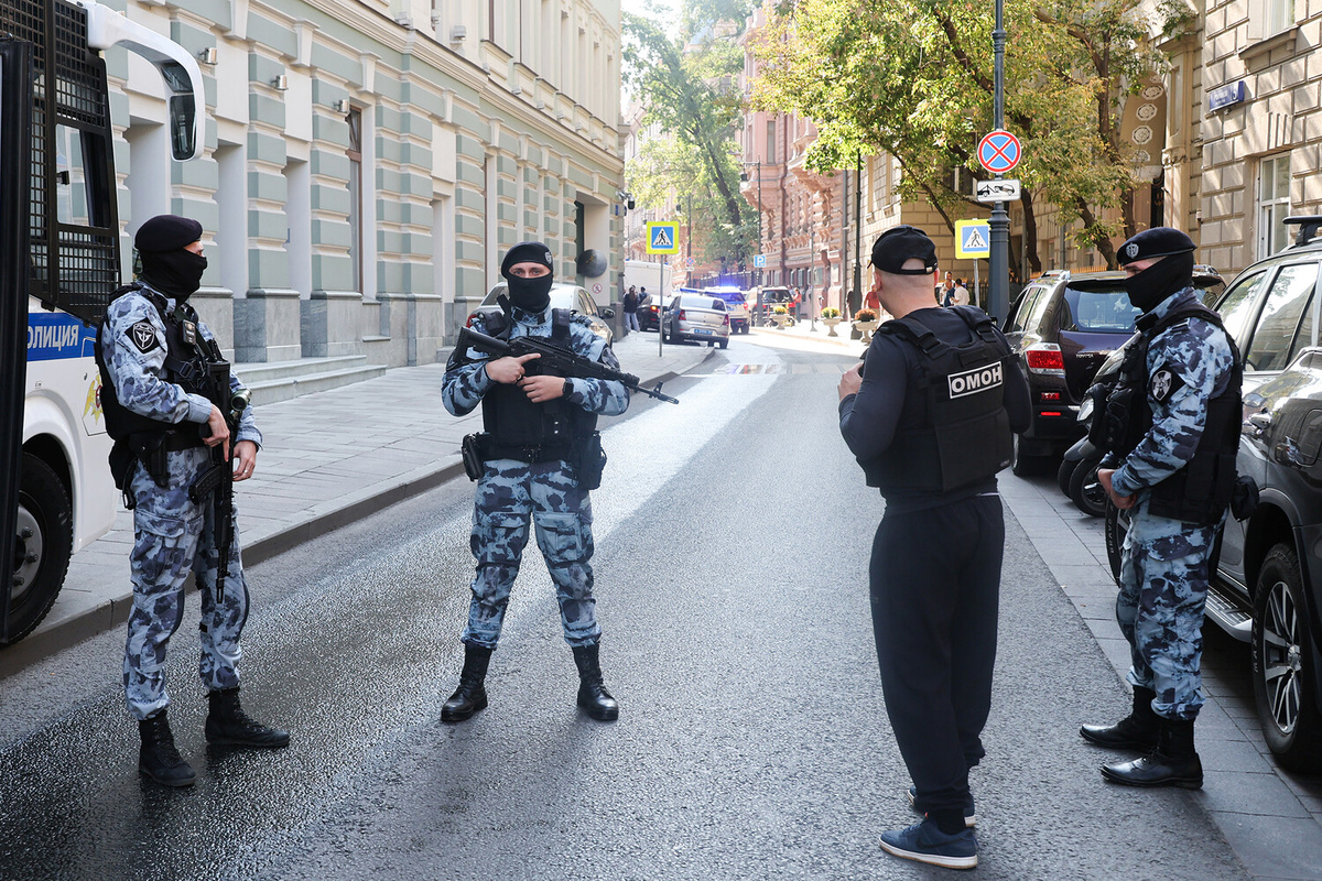 Сотрудники экстренных служб у бизнес-центра «Романов двор», где находится офис Wildberries    📷