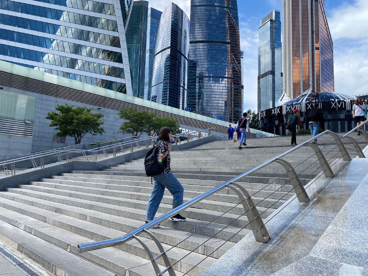 А я, иду, шагаю по Москве..)