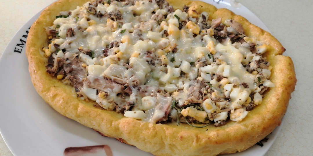 Тунец и вареные яйца прекрасно сочетаются с творожным тестом