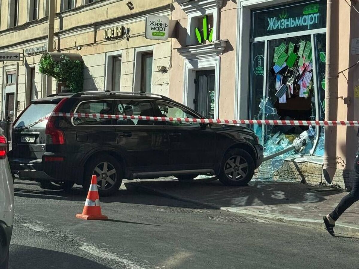    На месте ДТП на Среднем проспекте Васильевского острова в Санкт-Петербурге© Фото : Мегаполис | ДТП и ЧП | Санкт-Петербург