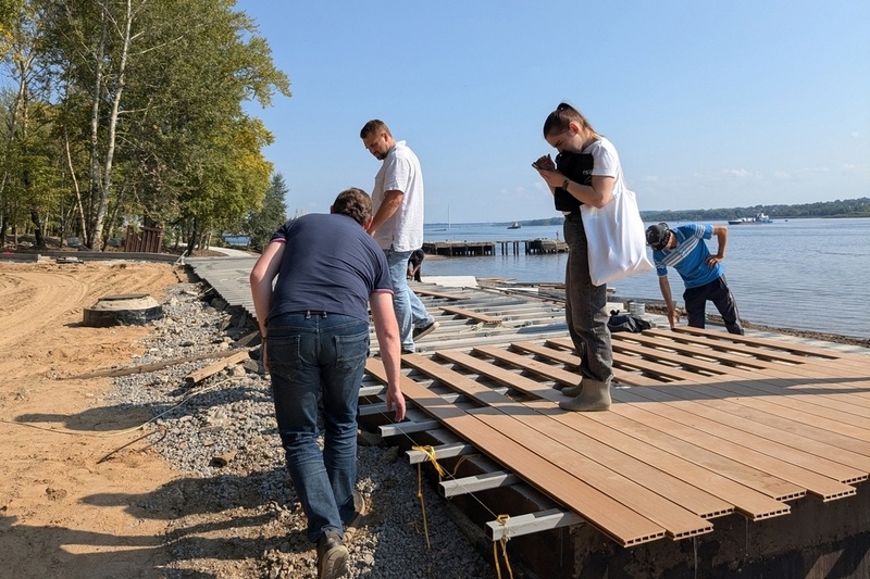    Здесь уже проложены инженерные коммуникации, завершается монтаж входной группы со стороны улицы Сталеваров