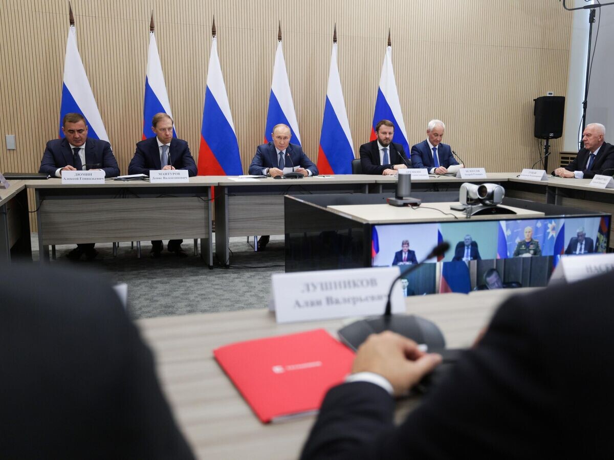    Президент РФ Владимир Путин проводит заседание Военно-промышленной комиссии в Санкт-Петербурге© РИА Новости / POOL