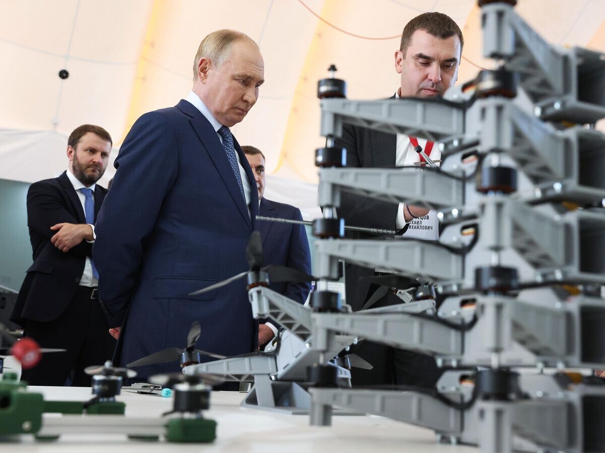    Президент России Владимир Путин во время посещения площадки ООО "Специальный технологический центр" в Санкт-Петербурге© РИА Новости / POOL