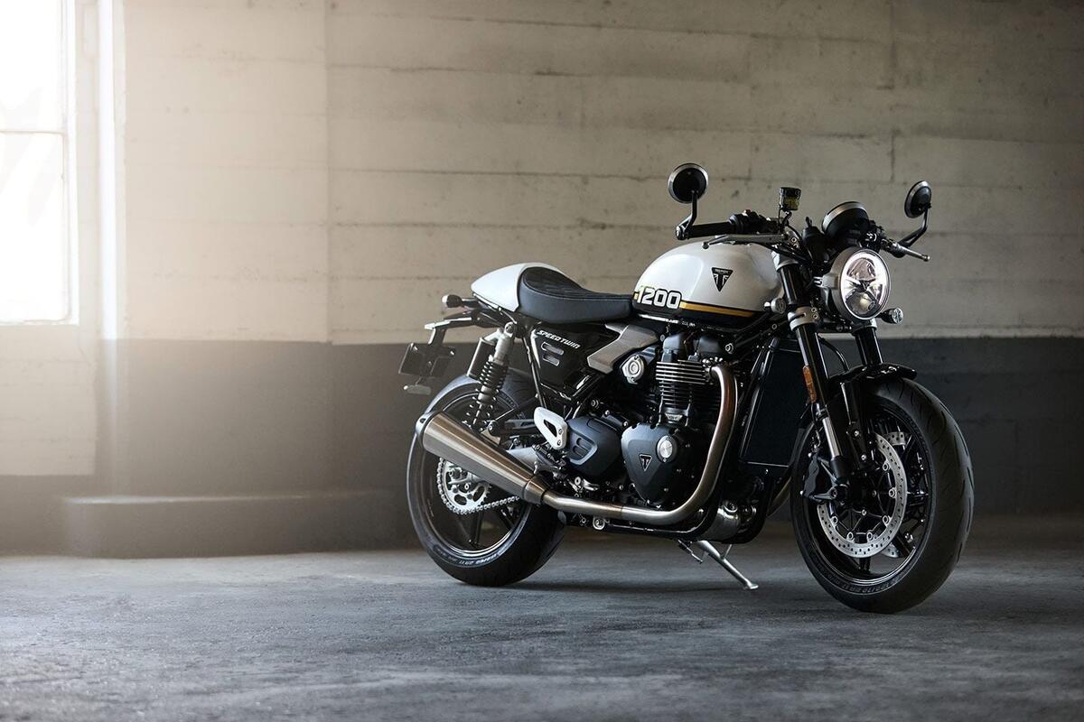 Модель Triumph Speed Twin 1200, выпущенная в 2025 году, будет иметь множество усовершенствований.