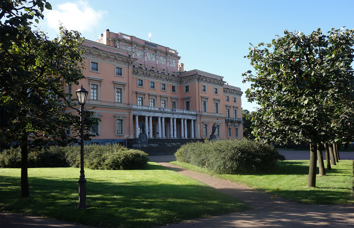 Северный фасад замка, обращённый к Летнему саду. Михайловский замок. Санкт-Петербург. 