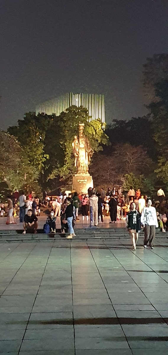 Памятник посвящен основателю и первому королю династии Ли, которая правила землей, известной сегодня как Вьетнам, более двухсот лет, с 1009 по 1225 год нашей эры. Династия была основана Ли Конг Уаном, который сменил свое имя на Ли Тай То, когда взошел на трон. Именно Ли Тай То перенес столицу в Тханглонг, недалеко от современного Ханоя, и этот переезд привел в конечном итоге к основанию Ханоя как города и современной столицы.