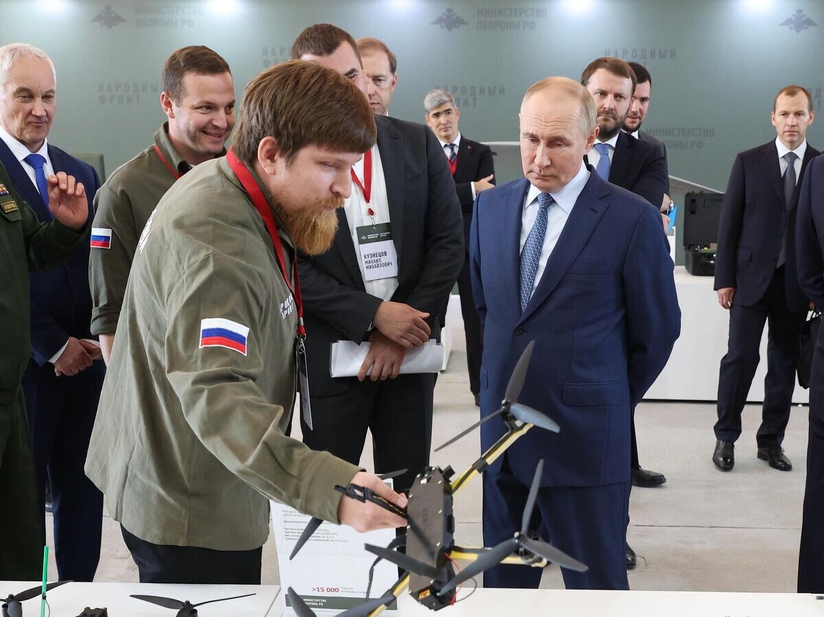    Президент России Владимир Путин во время посещения площадки ООО "Специальный технологический центр" в Санкт-Петербурге© РИА Новости / POOL