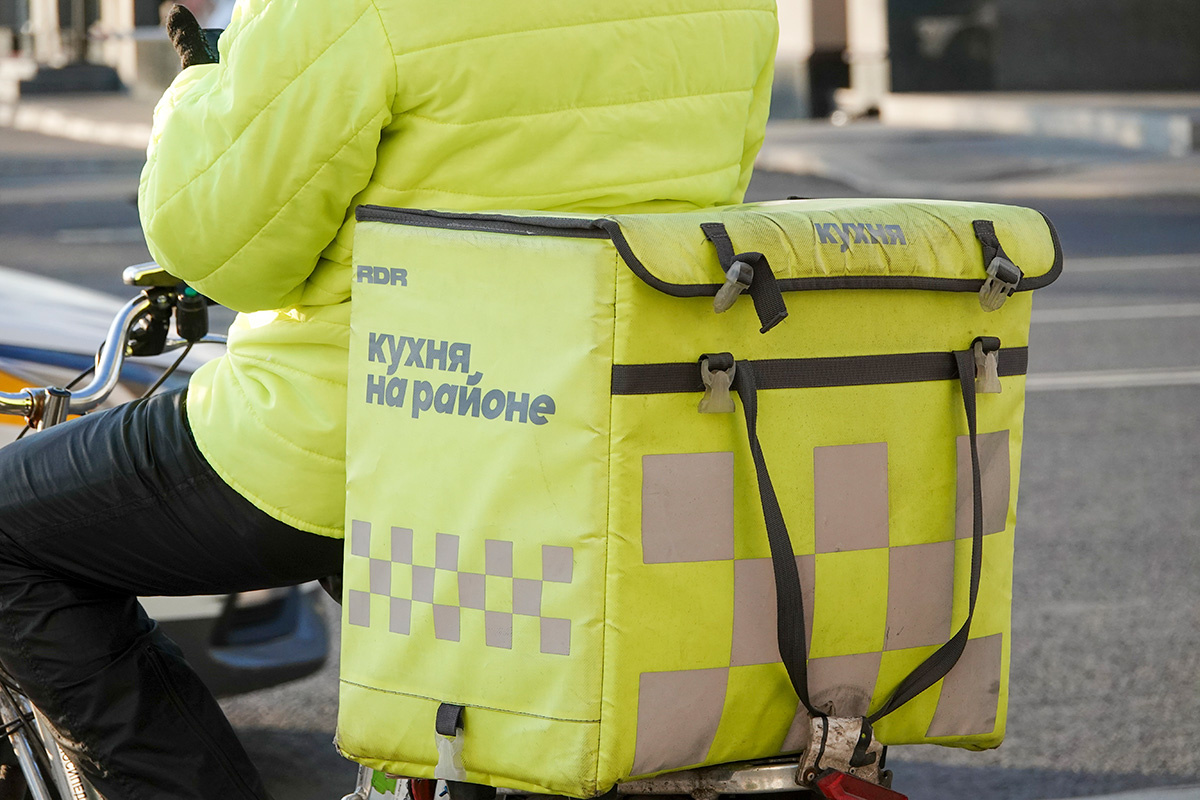 Максим Стулов / ТАСС📷Курьер службы доставки еды «Кухня на районе»