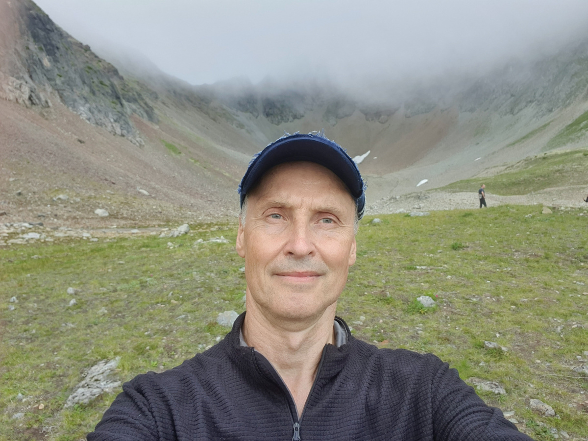 На краю чашевидного кратера старого вулкана Вачкажец - "большой чаши"